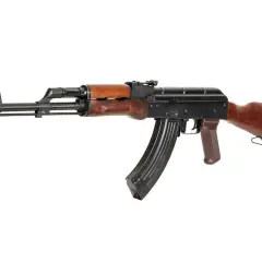 Rifle de airsoft con culata y guardamanos de madera, listo para la acción de un airsoft sniper.