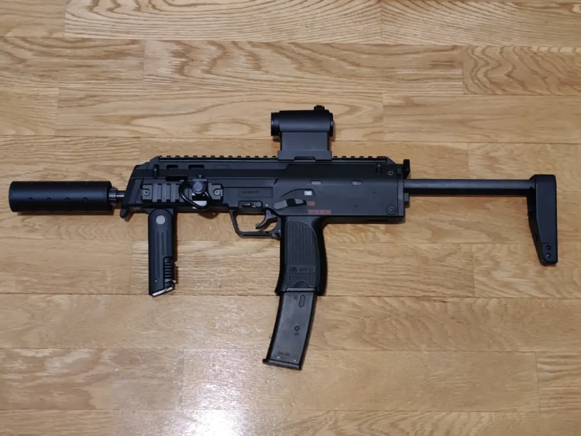 Réplica de airsoft la mancha, MP7 A1 con silenciador y mira holográfica, lista para la acción.