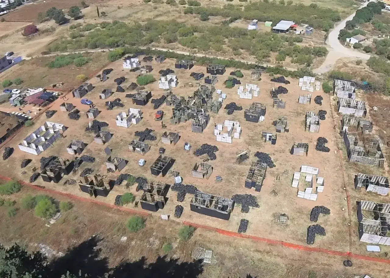 Campo de airsoft la Mancha con estructuras de madera y neum&aacute;ticos, listo para la acci&oacute;n.